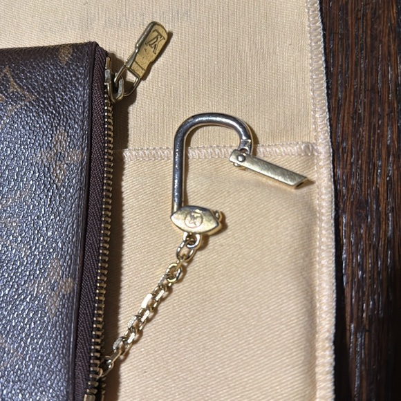 AUTHENTIC LOUIS VIUTTON KEY CLES - Picture 2 of 13